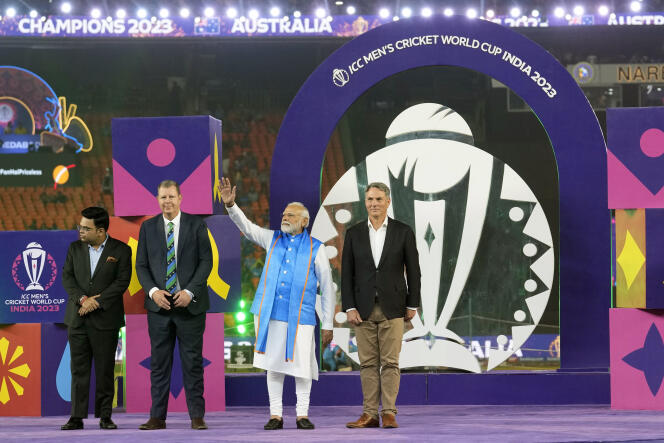 Le premier ministre indien, Narendra Modi, salue la foule debout à côté du vice-premier ministre australien, Richard Marles (à droite), après que l’Australie a remporté la finale de la Coupe du monde de cricket masculin ICC contre l’Inde à Ahmedabad, en Inde, le dimanche 19 novembre 2023.