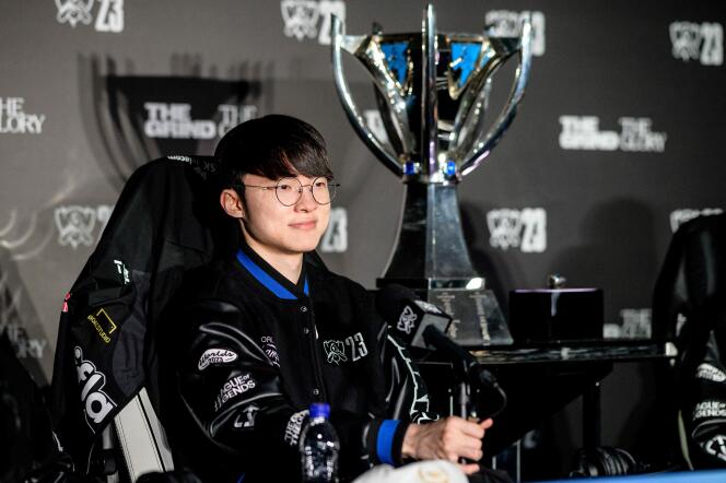 Team T1's faker next to the trophy at the League of Legends World Finals in Seoul on November 19, 2023.