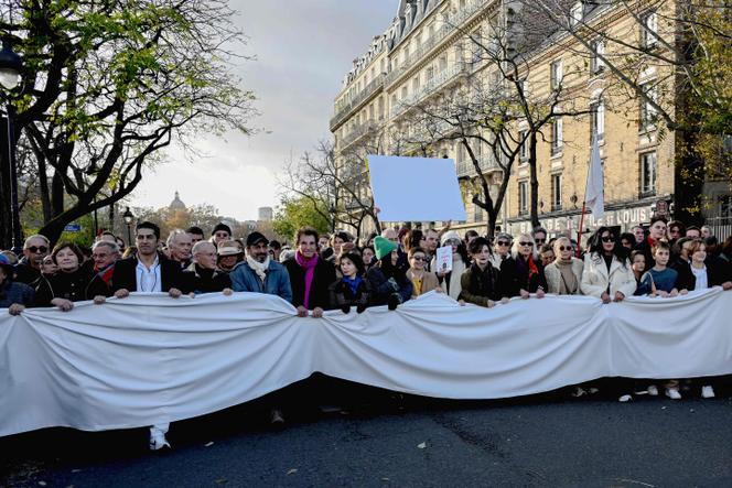 Des artistes et des acteurs du monde culturel ont défilé lors d’une « marche silenceuse » pour la paix au Proche-Orient, à Paris, le 19 novembre 2023.