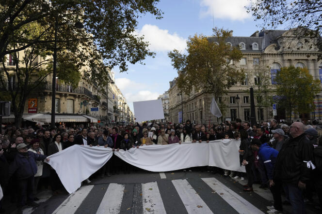 Artistas y actores del mundo cultural marcharon durante una “marcha silenciosa” por la paz en Oriente Medio, en París, el 19 de noviembre de 2023.