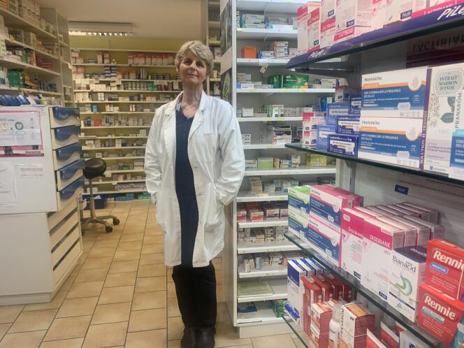 Sylvie Drouet en su farmacia, en Les Hermites (Indre-et-Loire), 16 de noviembre de 2023.