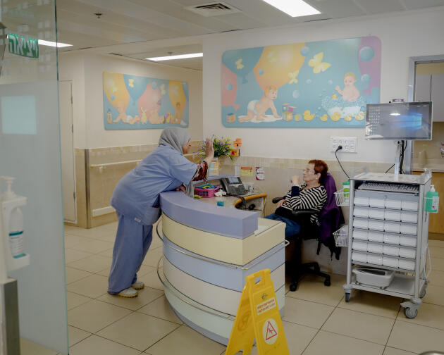 Deux employés discutent dans les couloirs du service de maternité de l’hôpital Rambam d’Haïfa, le 14 novembre 2023 en Israël. 