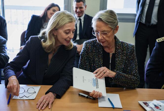 La secrétaire d’Etat à l’enfance, Charlotte Caubel, et la première ministre, Elisabeth Borne, dans les locaux de l’association L’Enfant bleu, à Issy-les-Moulineaux (Hauts-de-Seine), le 20 novembre 2023.