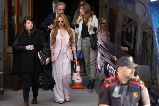 La chanteuse colombienne Shakira quitte le tribunal le jour de son procès pour fraude fiscale à Barcelone, Espagne, le 20 novembre 2023.