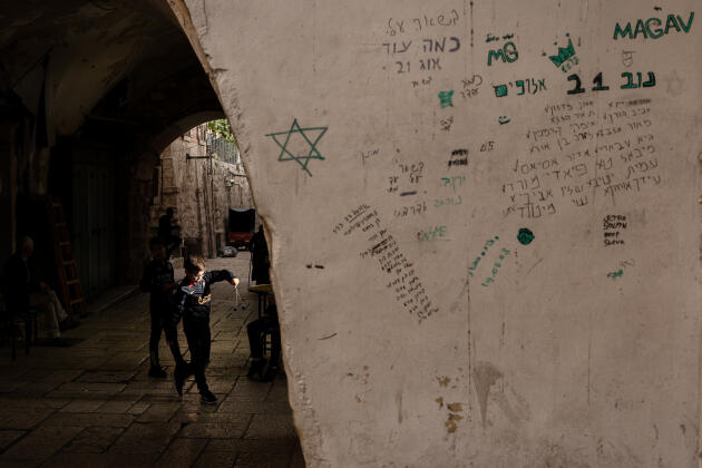 Des dates, des noms et "dormir" sont écrits sur un mur de la vieille ville de Jérusalem, le 16 novembre 2023. 