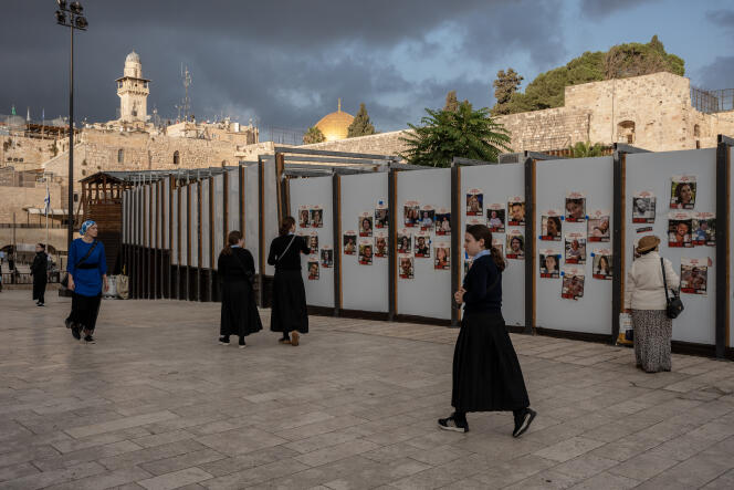 Personas observando retratos de rehenes de Hamás, en Jerusalén, el 16 de noviembre de 2023.