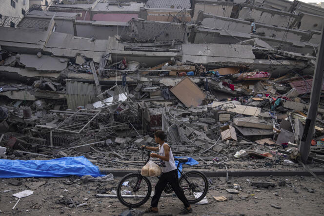 Un immeuble effondré dans la ville de Gaza, après un bombardement, le 8 octobre 2023.