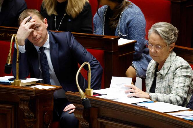 Le ministre du travail, Olivier Dussopt, et la première ministre, Elisabeth Borne, lors d’une séance de questions au gouvernement, à l’Assemblée nationale, le 14 novembre 2023. 