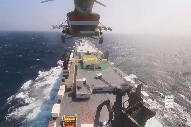 Cette photo, publiée par les houthistes, montre la saisie du navire « Galaxy-Leader », en mer Rouge, le 19 novembre 2023.