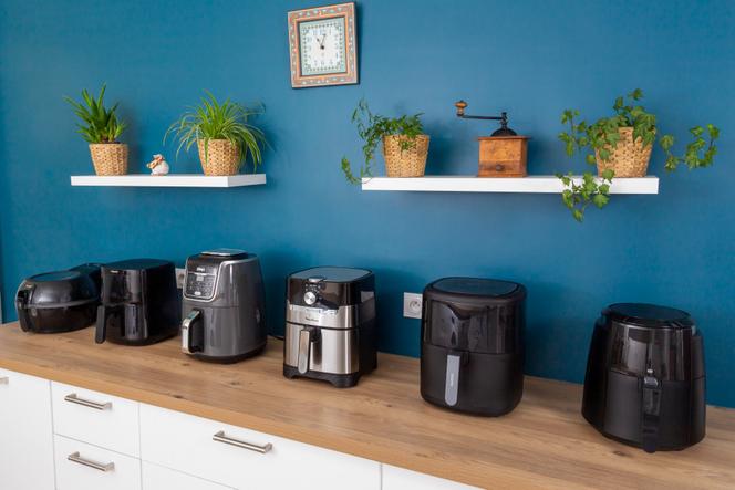 Les six friteuses sans huile en configuration de test, lors du jury de dégustation.