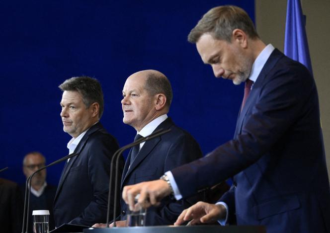 Le chancelier allemand Olaf Scholz, entouré du ministre de l’économie et du climat (à gauche) Robert Habeck et du ministre des finances (à droite) Christian Lindner, à Berlin, le 15 novembre 2023.