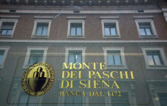 Le logo de la banque Monte dei Paschi di Siena est visible sur la vitrine d’une succursale du centre-ville de Rome, le 9 février 2017. 