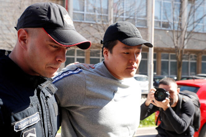 Do Kwon, fondateur sud-coréen de la cryptomonnaie terra, amené à la cour de Podgorica, au Monténégro, le 24 mars 2023, le jour de son arrestation après plusieurs mois de fuite.
