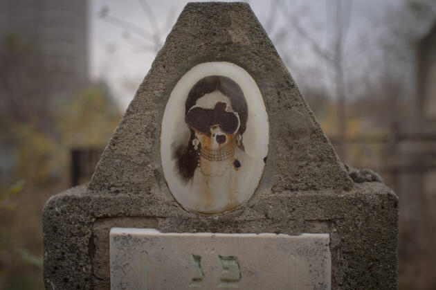 Une pierre tombale vandalisée dans le vieux cimetière juif de Makhatchkala, le 16 novembre 2023. Selon les membre de la communauté juive, ces actes de vandalisme remontent aux années 1990.