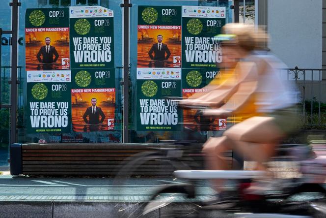 Carteles que representan al Sultán Al-Jaber, presidente de la COP28 y de la petrolera Adnoc, en Bonn (Alemania), el 8 de junio de 2023, durante la sesión intermedia de las negociaciones sobre el clima. 