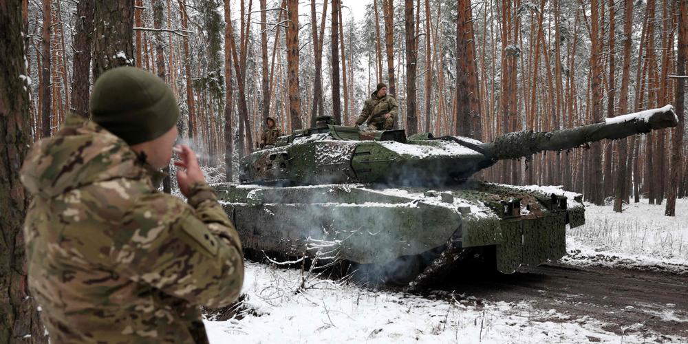 Soldats ukrainiens et char allemand Leopard 2A5, près de la ligne de beforehand   dans les environs de Lyman, dans l’oblast de Donetsk, le 21 novembre 2023
