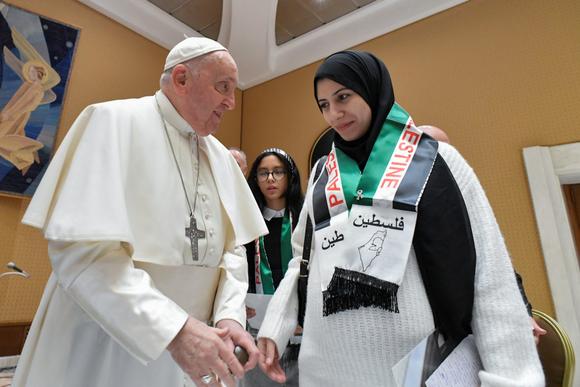 Le pape François rencontre des Palestiniens dont les proches sont bloqués à Gaza, au Vatican, le 22 novembre 2023.