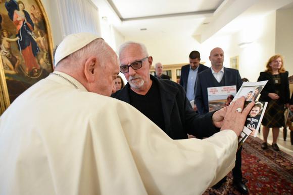 Le pape François  rencontre les membres de la famille d’un Israélien enlevé par le Hamas, au Vatican, le 22 novembre 2023.