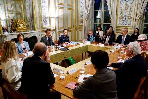 フランスのエマニュエル・マクロン大統領、カトリーヌ・コロンナ外相、ファビアン・マンドン大統領の首席補佐官が、イスラエルとハマスの戦争を背景に、中東情勢を議論するため、アラブ諸国とイスラム教徒が多数派を占める主要国の外相との会合に出席した。 2023年11月22日、フランス・パリのエリゼ宮にて。