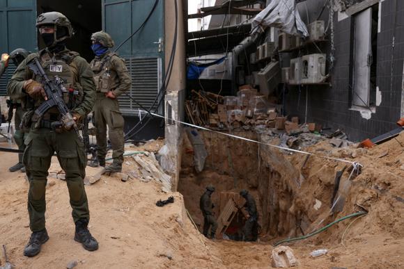 イスラエル軍の監督下で管理されたツアー中に撮影された写真。フォトラフィは軍によって検査されましたが、どれも取り除かれませんでした。2023年11月22日、ガザ市のアル・シファ病院のトンネルの入り口近くに立つイスラエル兵。