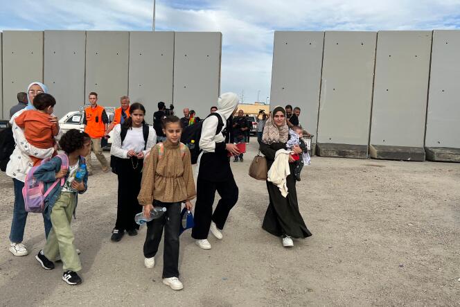 Palestinos con doble nacionalidad llegan al lado egipcio del cruce fronterizo de Rafah, el 22 de noviembre de 2023.