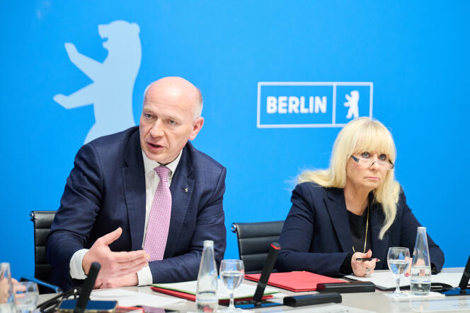 Burmistrz Berlina (CDU, konserwatysta) Kai Wegener i regionalna minister (SPD) spraw wewnętrznych i sportu Iris Spranger podczas podpisywania protokołu ustaleń w sprawie ewentualnej kandydatury na igrzyska olimpijskie, w Berlinie, 14 listopada, 2023. 
