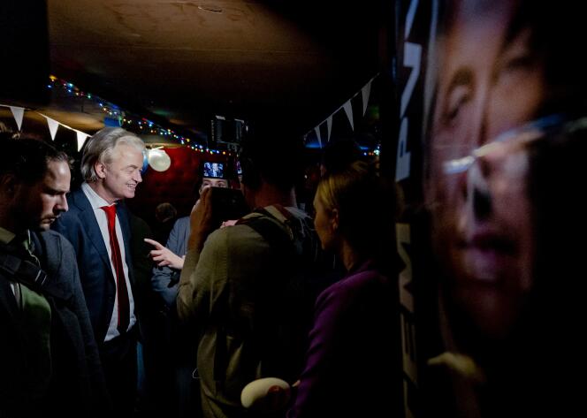 Geert Wilders, del Partido por la Libertad (PVV), anunciando los resultados de su partido en las elecciones legislativas, en Scheveningen (Países Bajos), el 22 de noviembre de 2023.