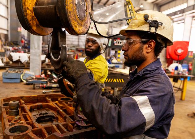 Des salariés, à l'atelier de maintenance de l'usine de Koniambo Nickel SAS (KNS), à Voh (Nouvelle-Calédonie), le 1er&nbsp;novembre&nbsp;2023.