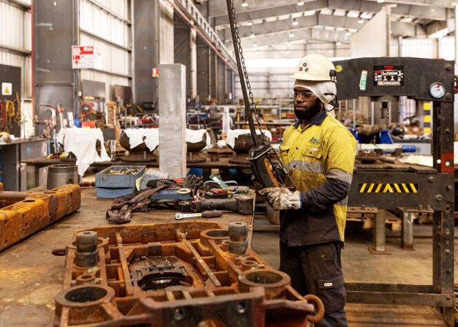 Un salarié travaille dans l’usine de production de ferronickel Koniambo Nickel SAS (KNS), le 1ᵉʳ novembre 2023.