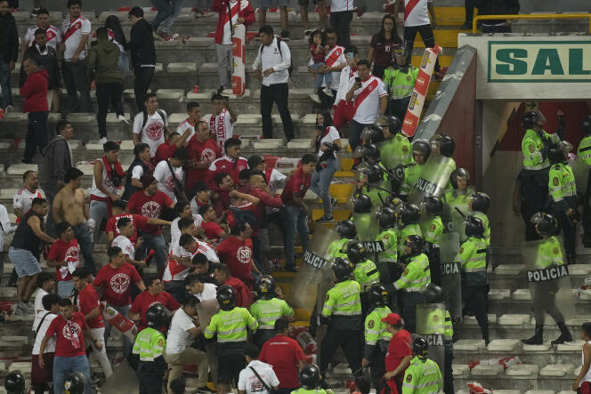 Los fanáticos de Perú se enfrentan con la policía al final de un partido de fútbol de clasificación contra Venezuela para la Copa Mundial de la FIFA 2026 en el Estadio Nacional de Lima, Perú, el martes 21 de noviembre de 2023.