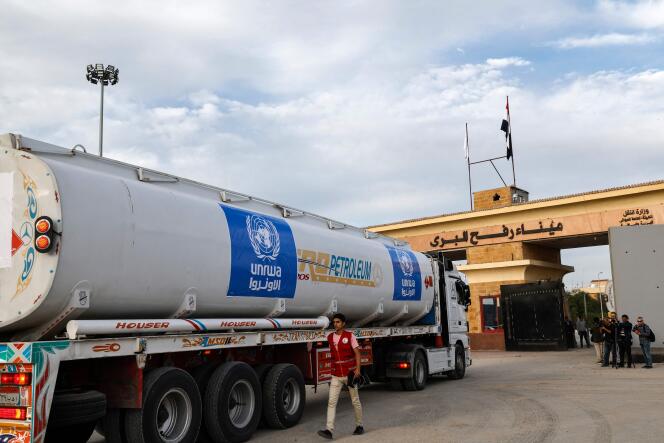 Un camion de l’UNRWA arrive au point de passage de Rafah pour entrer dans la bande de Gaza, le 22 novembre 2023.