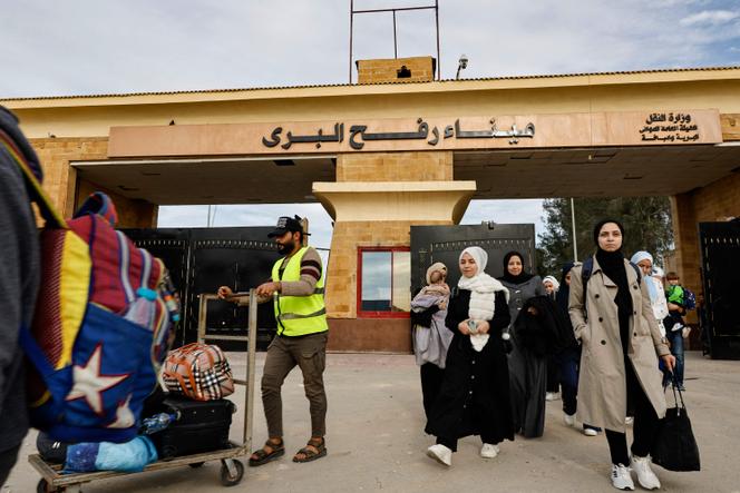 Au point de passage entre l’Egypte et la bande Gaza, des personnes fuyant Gaza arrivent côté égyptien, le 22 novembre 2023. 
