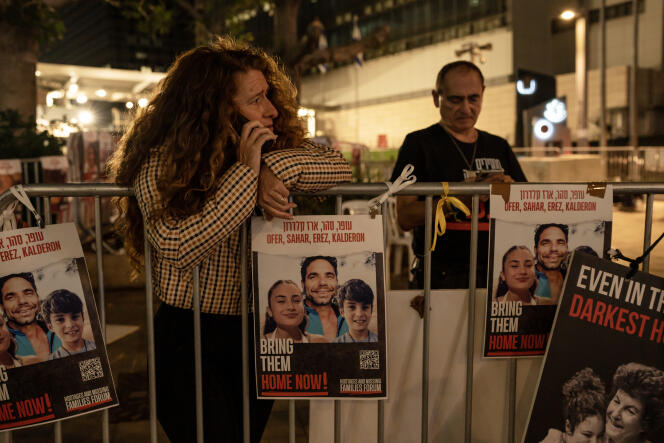 Durante una manifestación organizada a la espera de declaraciones tras las reuniones del gobierno israelí para planificar la liberación de rehenes en poder de Hamás, en Tel Aviv, el 21 de noviembre de 2023. 