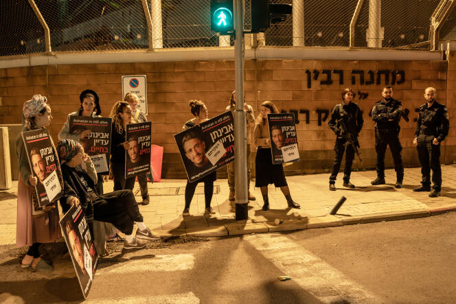 Los familiares de un rehén israelí de Hamas, Havidan Or, exigen su liberación frente a Kirya, la sede del comando militar en Tel Aviv, el 21 de noviembre de 2023.