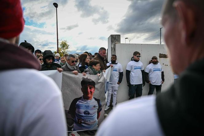 Des personnes participent à une marche blanche à Romans-sur-Isère, le 22 novembre 2023, en hommage à Thomas, un adolescent mort le 19 novembre 2023 à Crépol après avoir été blessé à l’arme blanche lors d’un bal dans ce petit village de la Drôme.