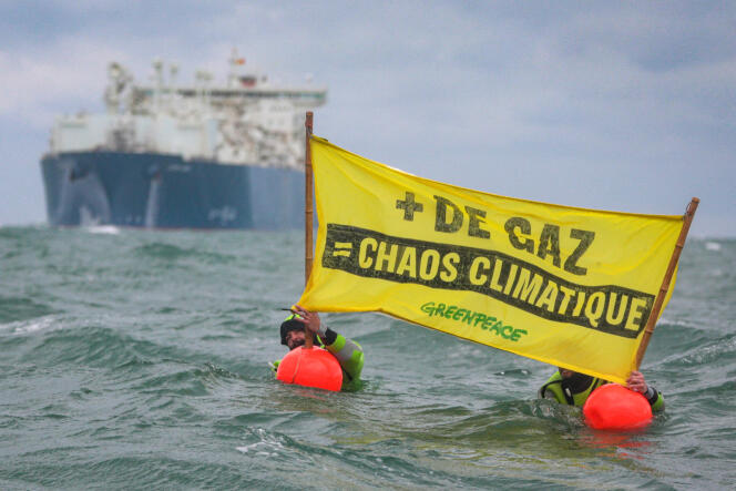 Una acción de Greenpeace cerca del buque metanero “Cape Ann” tuvo como objetivo denunciar la extracción de gas por parte de TotalEnergies, en el Canal de la Mancha, el 18 de septiembre de 2023.