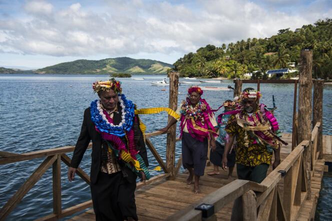 Seve Paeniu (à gauche), ministre des finances et du changement climatique de l’archipel des Tuvalu, à son arrivée sur l’île de Kioa (Fidji), le 7 août 2023. 