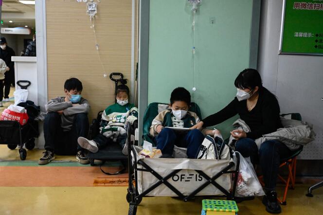 Des enfants reçoivent une perfusion dans un hôpital pédiatrique, à Pékin, le 23 novembre 2023. 