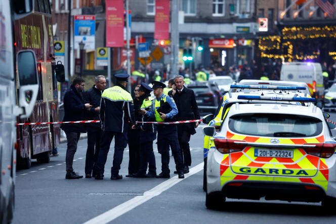 Agentes de policía cerca del lugar del apuñalamiento en Dublín, el 23 de noviembre de 2023. 