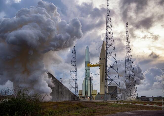 Essai de mise à feu de longue durée du moteur Vulcain, du lanceur Ariane 6 sur son pas de tir au Centre Spatial Guyanais le 23 novembre 2023.