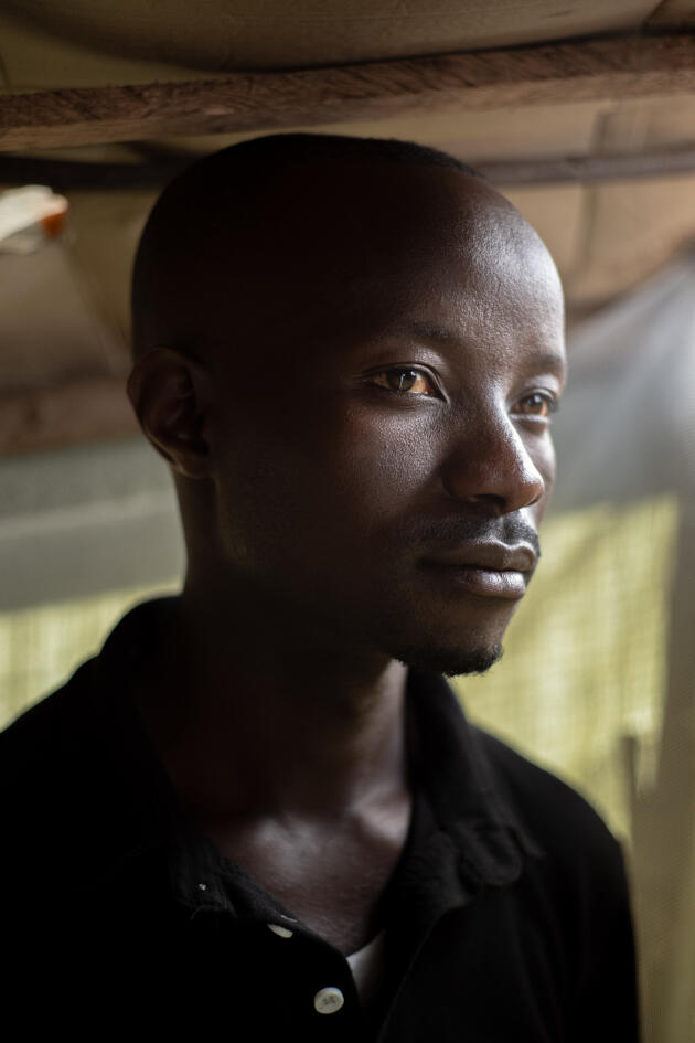 Olivier Sebikari, 33 ans, le 15 novembre 2023. Il est arrivé de Tongo un mois et demi plus tôt et a trouvé refuge dans un camp de déplacés à Munigi (Nord-Kivu), dans l’est de la RDC. Il a rejoint les 1 200 familles qui ont construit leurs abris de fortune adossés à une église en contruction, sur le site de la Communauté des églises pentecôtistes d’Afrique centrale (Cepac). 