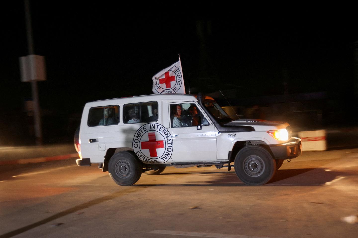 War in Gaza: First hostages released by Hamas and handed to Israeli forces