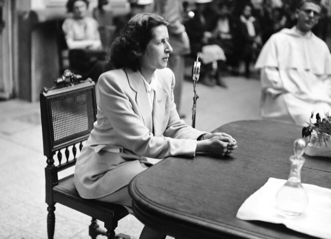 Geneviève de Gaulle gives a lecture on deportation to students in December 1945.
