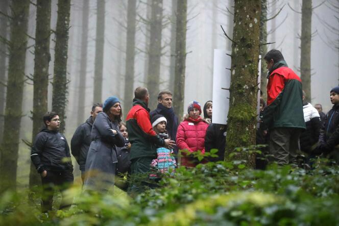Emmanuel Macron launches the “one young person, one tree” program, with students in the forest of Moirans-en-Montagne (Jura), on November 24, 2023.