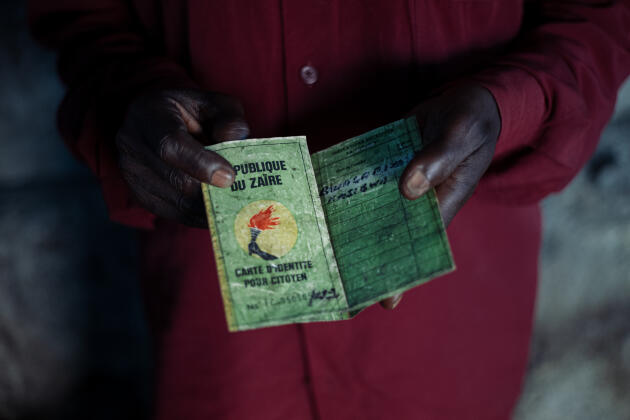 La première carte nationale d'identité délivrée sous le régime de Mobutu en 1982 que possède toujours Frédéric Kasiwa Bwagalita. Dans le camp de déplacés Cepac à Munigi (Nord-Kivu), dans l’est de la RDC, le 15 novembre 2023.