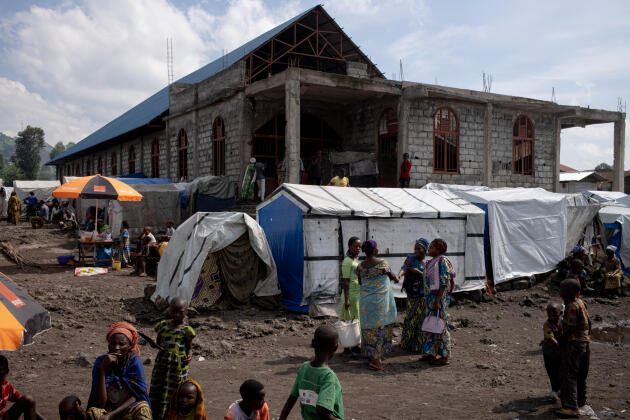 Un camp de déplacés dont les abris sont adossés à une église en contruction sur le site de la Communauté des églises pentecôtistes d’Afrique centrale (Cepac), à Munigi (Nord-Kivu), dans l’est de la RDC, le 10 novembre 2023.