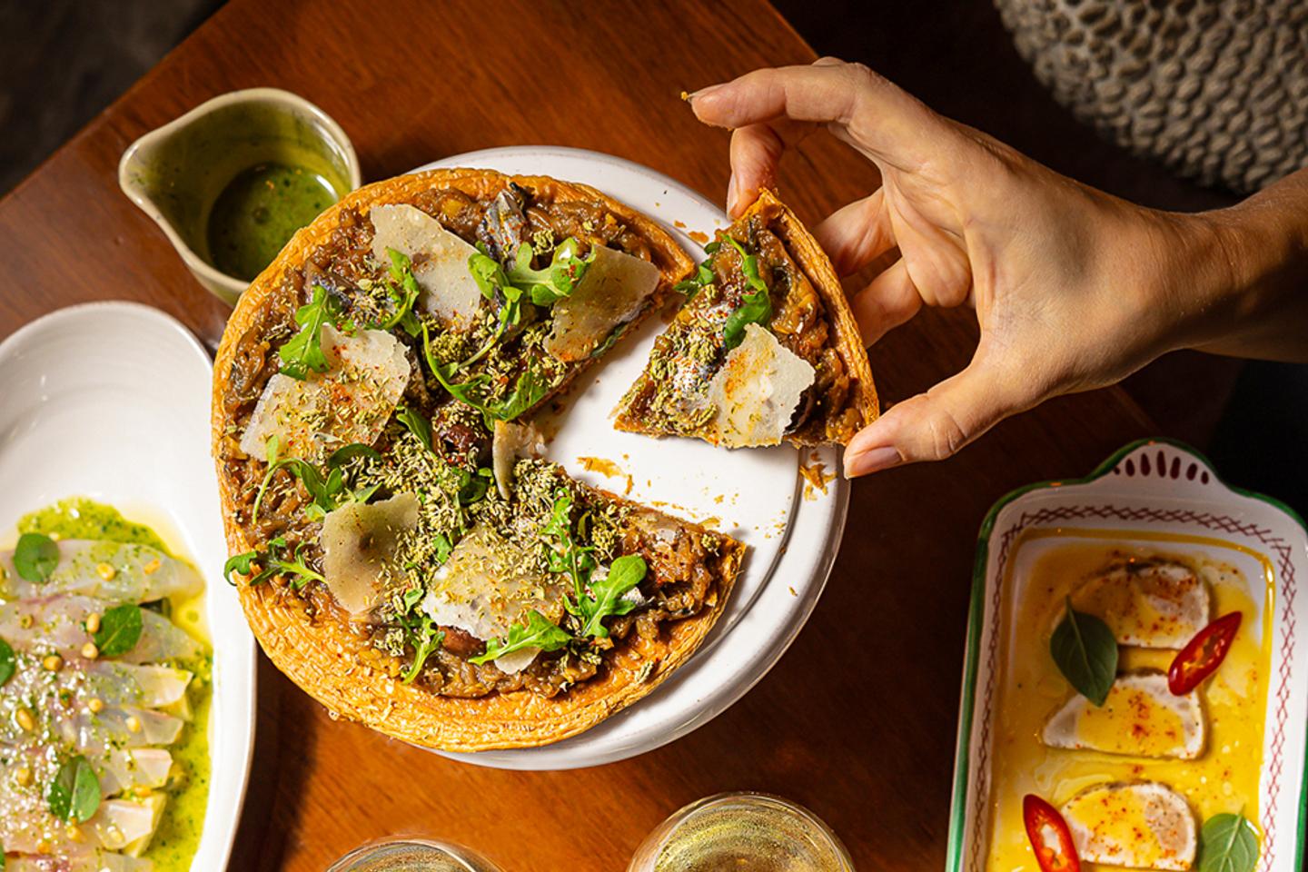 Sharing plates, the art of eating together without being too greedy