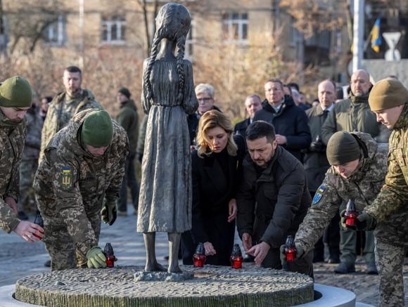 Le président ukrainien Volodymyr Zelenskiy et lad   épouse Olena déposent des bougies sur un monument dédié aux victimes de l’Holodomor lors d’une cérémonie de commémoration de la famine de 1932-1933, au cours de laquelle des millions de personnes sont mortes de faim, à Kiev, en Ukraine, le 25 novembre 2023.