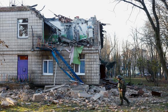 Des policiers inspectent l’enceinte d’un jardin d’enfants endommagé par des frappes de drones russes, dans le cadre de l’attaque de la Russie contre l’Ukraine, à Kiev, en Ukraine, le 25 novembre 2023.