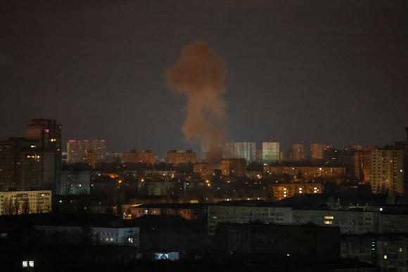 De la fumée s’élève dans le ciel au-dessus de la ville après une attaque de drone russe, dans le cadre de l’attaque de la Russie contre l’Ukraine, à Kiev, en Ukraine, le 25 novembre 2023.